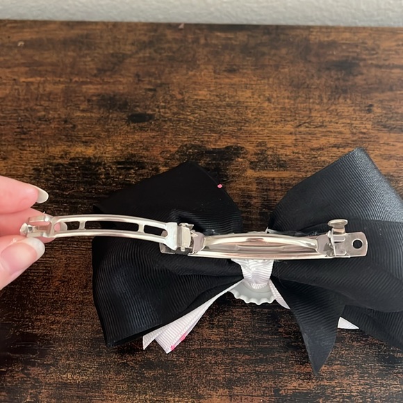 "E" Monogram Bow - Picture 6 of 8